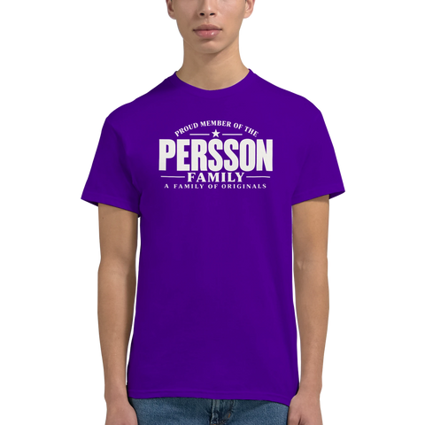 Modell i lila t-shirt med texten Persson – A Family of Originals