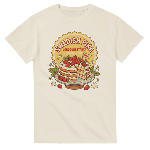 Jordgubbstårta med text "Swedish Fika" i retrostil på krämvit t-shirt.