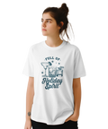 Kvinna bär vit t-shirt med humoristisk illustration av cocktails