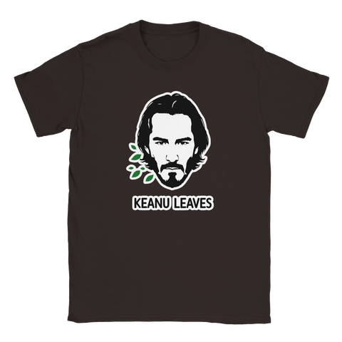 Keanu Reeves pop-art ansikte med gröna löv och text "KEANU LEAVES" på mörkbrun t-shirt.