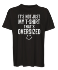 Humoristisk textdesign om oversized passform – t-shirt med attityd