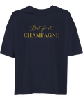 Marinblå t-shirt med guldfärgad textdesign But first Champagne