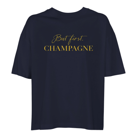 Marinblå t-shirt med guldfärgad textdesign But first Champagne