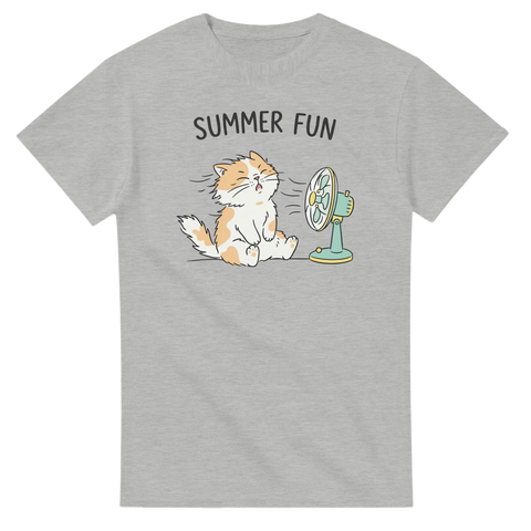 Tecknad orange-vit katt som svalkar sig framför en fläkt, text "SUMMER FUN" på grå t-shirt.