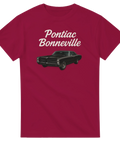 Svart Pontiac Bonneville med vit text på mörkröd t-shirt.