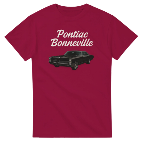 Svart Pontiac Bonneville med vit text på mörkröd t-shirt.