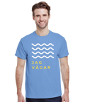 Man som bär en ljusblå t-shirt med det grafiska trycket Jag vågar
