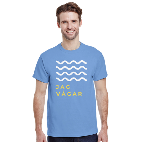Man som bär en ljusblå t-shirt med det grafiska trycket Jag vågar