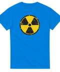 Grafiskt tryck av radioaktivitets-emblem på en blå t-shirt