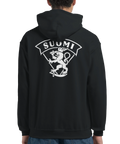 Sisu Finland-tryck med vit lejon-vapensköld och "SUOMI" på svart hoodie.