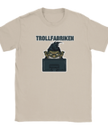 Tecknat troll med spretigt hår bakom datorskärm, text "TROLLFABRIKEN", på beige t-shirt.