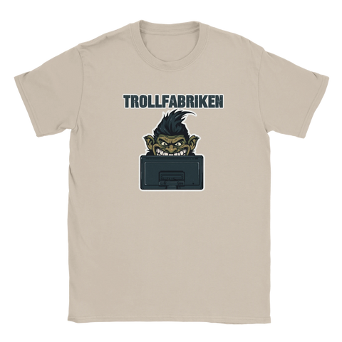 Tecknat troll med spretigt hår bakom datorskärm, text "TROLLFABRIKEN", på beige t-shirt.