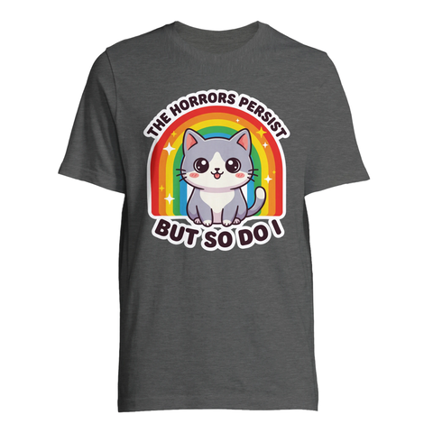Kawaii-katt med regnbåge och text "THE HORRORS PERSIST BUT SO DO I" på grå t-shirt.