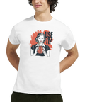 Man bär vit t-shirt med ironiskt Use It-tryck i pop art-stil