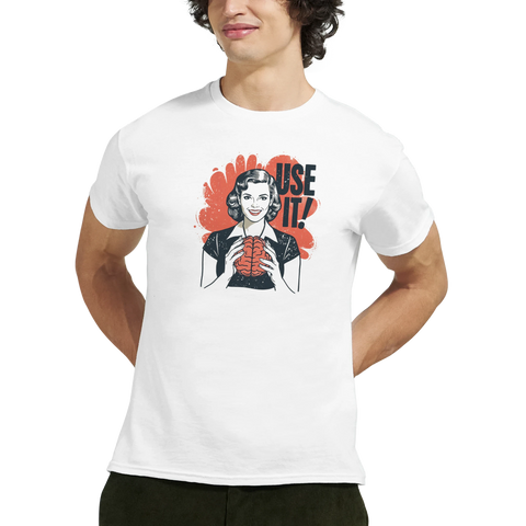 Man bär vit t-shirt med ironiskt Use It-tryck i pop art-stil