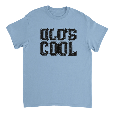 Old's Cool" text i sliten retrostil på ljusblå t-shirt.
