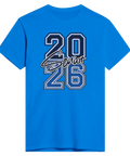Ljusblå t-shirt med sportig varsity-design för avgångselever 2026
