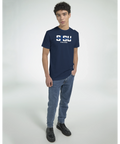Sisu Finland-tryck med finska flaggan i bokstäverna på en mörkblå premium t-shirt.