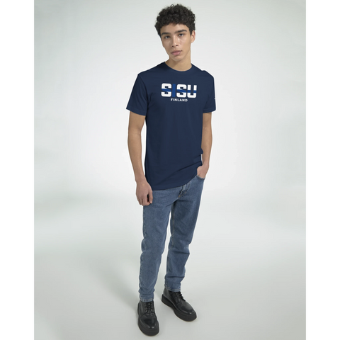 Sisu Finland-tryck med finska flaggan i bokstäverna på en mörkblå premium t-shirt.