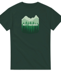 Mörkgrön t-shirt med illustration av granskog och bergstoppar