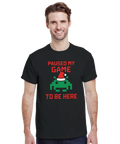 Paused My Game to Be Here" julig pixelkonst t-shirt med grön Space Invader och tomteluva.