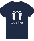 Två vita stiliserade figurer ger high-five med en stjärna, text "together", på marinblå t-shirt.