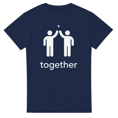Två vita stiliserade figurer ger high-five med en stjärna, text "together", på marinblå t-shirt.