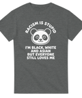 Grafiskt pandamotiv med budskap om mångfald på mörkgrå t-shirt