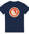 Kaukasisk profil i röd cirkel med text "CAUCASIANS" på marinblå t-shirt, retrostil.