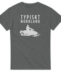 Typiskt Norrland" med skoter och förare, vit grafik på grå t-shirt.
