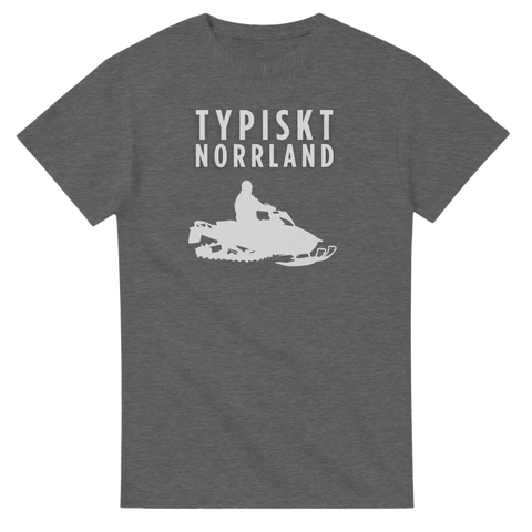 Typiskt Norrland" med skoter och förare, vit grafik på grå t-shirt.