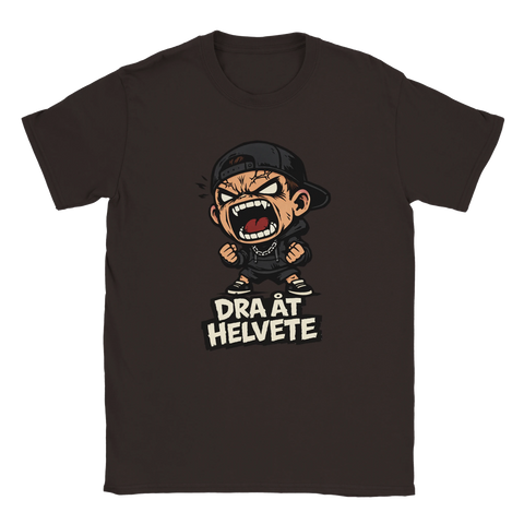 Arg tecknad figur med keps, kedja, text "DRA ÅT HELVETE" på brun t-shirt.