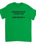 Grön t-shirt med humoristisk text om lyckliga år och äktenskap