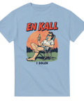 Retro-inspirerad illustration av man med solglasögon drickandes öl i solstol på ljusblå t-shirt.