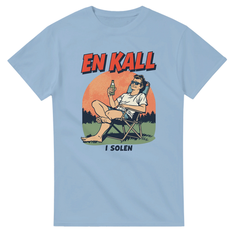 Retro-inspirerad illustration av man med solglasögon drickandes öl i solstol på ljusblå t-shirt.