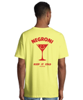 Snyggt drinkmotiv med ett leende cocktailglas på gul oversized t-shirt