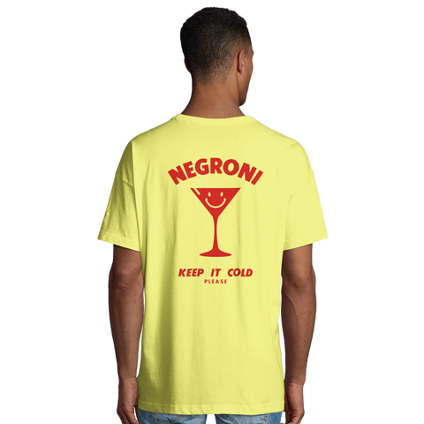 Snyggt drinkmotiv med ett leende cocktailglas på gul oversized t-shirt