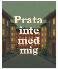 Närbild på en poster som visar bruna flerbostadshus mot en grön himmel och tydlig vit text i mitten.