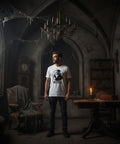 Nosferatu vampyr tryck i svart och vitt på vit t-shirt.