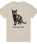 Beigefärgad t-shirt med uttrycksfullt kattmotiv och kaxig attityd