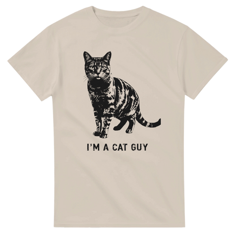 Beigefärgad t-shirt med uttrycksfullt kattmotiv och kaxig attityd