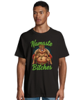 Man bär oversized t-shirt med provokativt motiv av en kaxig yogakaraktär