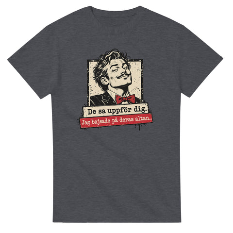 Mörkgrå t-shirt med mansporträtt med fluga och texten ”De sa uppför dig. Jag bajsade på deras altan.”