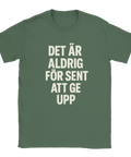 Grön t-shirt med ironisk text "Det är aldrig för sent att ge upp"