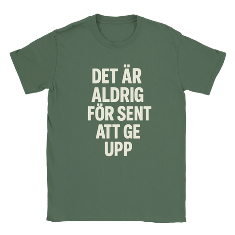 Grön t-shirt med ironisk text "Det är aldrig för sent att ge upp"