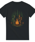 Svart t-shirt med färgglad illustration av en alien och Bigfoot som sitter vid en lägereld i en mörk skog.