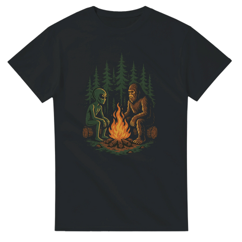 Svart t-shirt med färgglad illustration av en alien och Bigfoot som sitter vid en lägereld i en mörk skog.