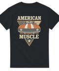 T-shirt med amerikansk muskelbil och texten American Muscle, perfekt för bilentusiaster och raggare