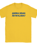Gul t-shirt med blå text "ANDRA SIDAN ÄR NI KLARA?"

