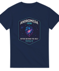 Marinblå t-shirt med rymdmotiv och texten ”Andromeda IPA – Bitter Beyond the Belt”.